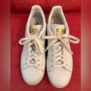 Ladies size 9 Adidas Stan Smith sneakers in gold - excellent condition.